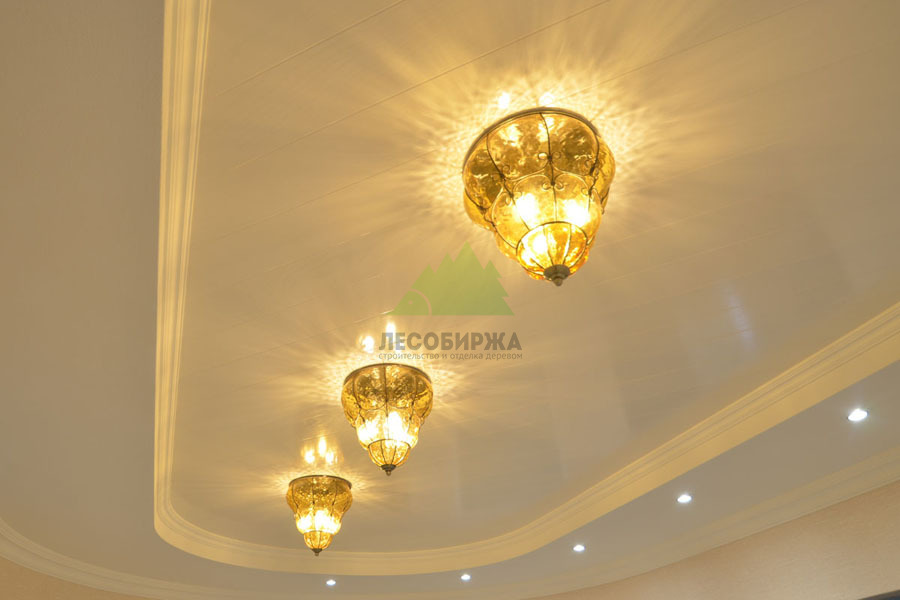 вагонка штиль на потолке прикреплена на кляймеры