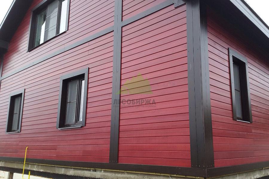 Фасад дома из крашеного планкена лиственницы в условиях влажного климата