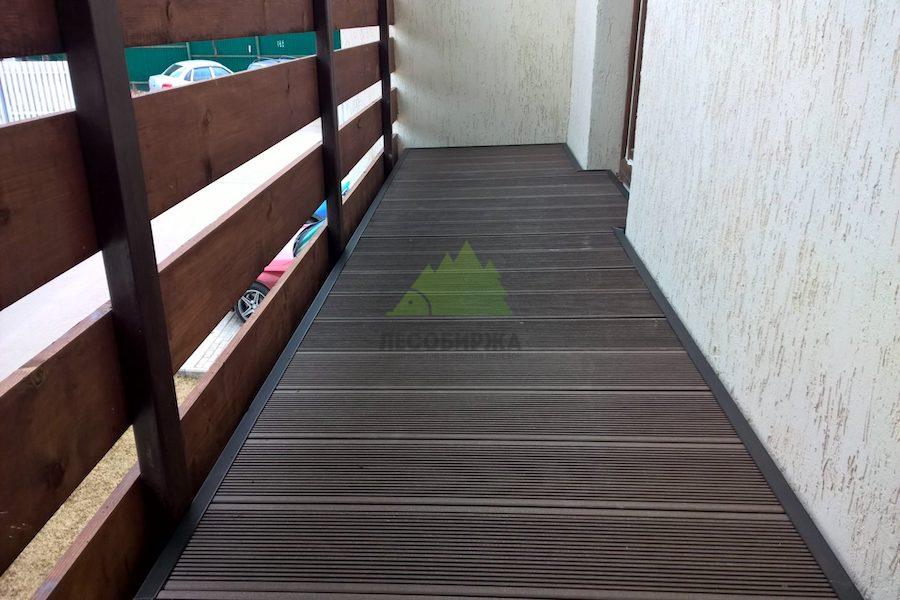 пол на балконе из террасной доски ДПК