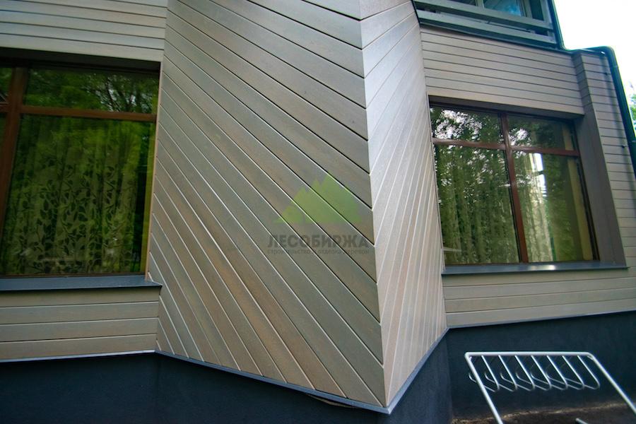 лиственница в сорте прима на фасаде ресторана 