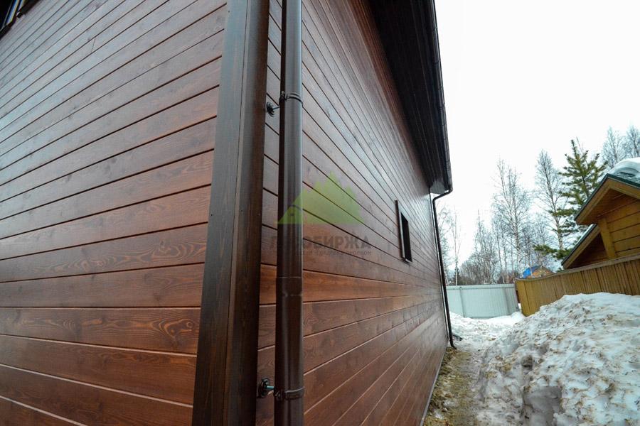 Дом обшитый скошенным планкеном из лиственницы сорт АВ