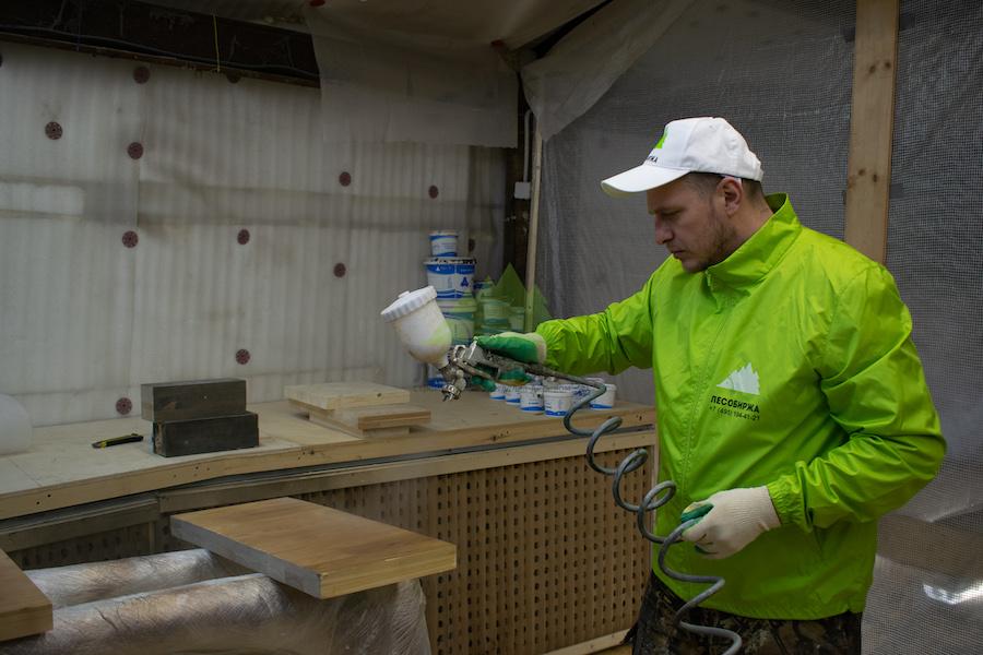 нанесение краски с помощью краскопульта