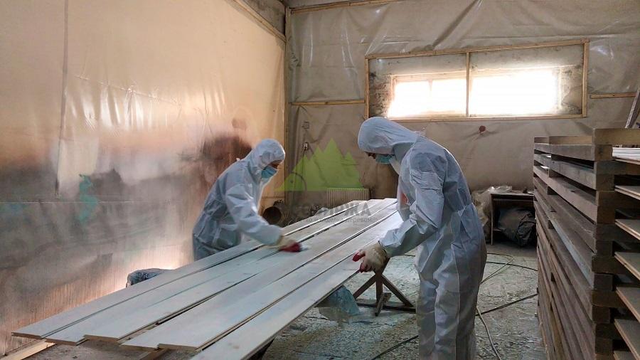 Маляры по дереву за работой