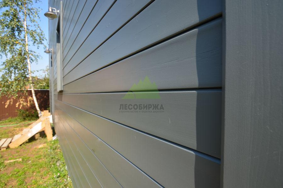 Фасад из скошенного планкена под укрывной краской