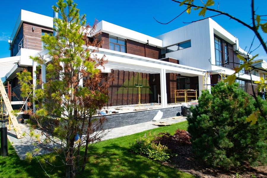 Отделка фасада коттеджа планкеном