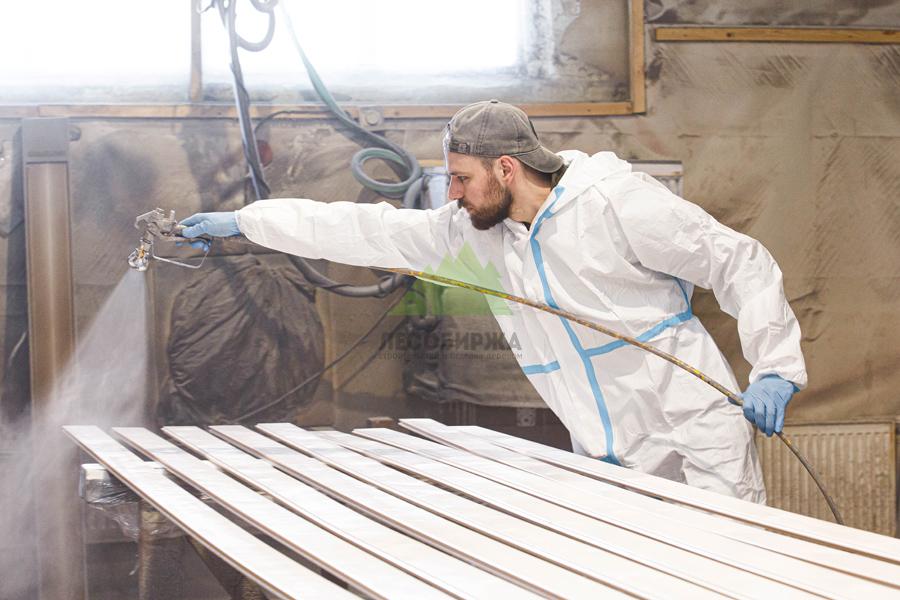 Нанесение краски кистью на вагонку