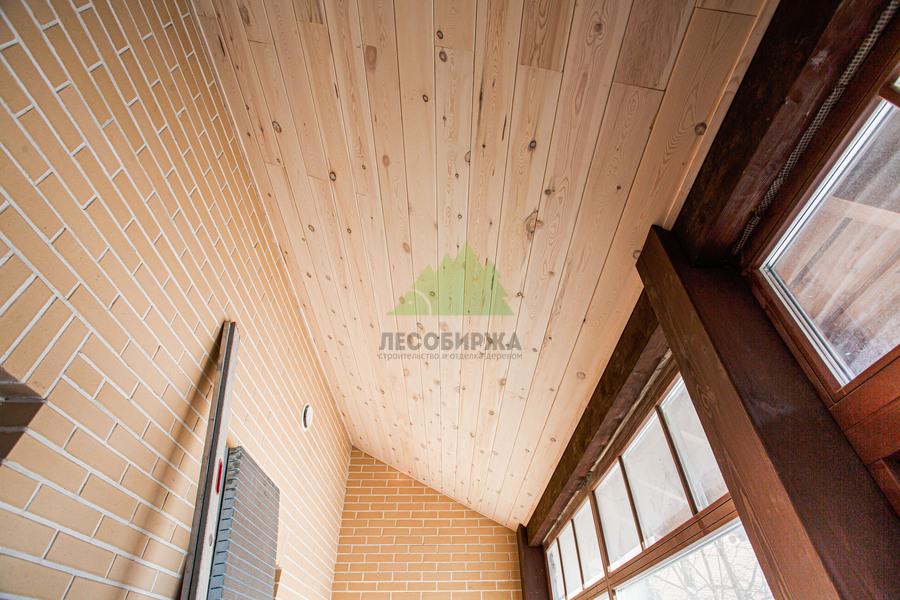 Отделка потолка кедровой вагонкой