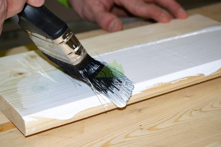 нанесение грунта на поверхность дерева