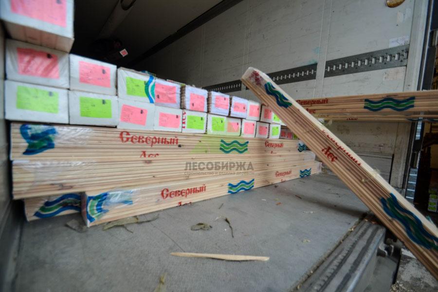 Разгрузка фуры с вагонкой разных сортов и размеров