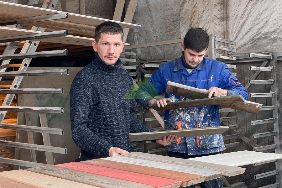 Покраска термодерева на призводстве