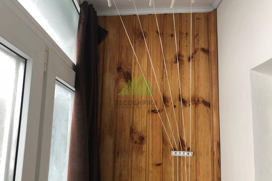 Обшитая вагонкой балконная стена