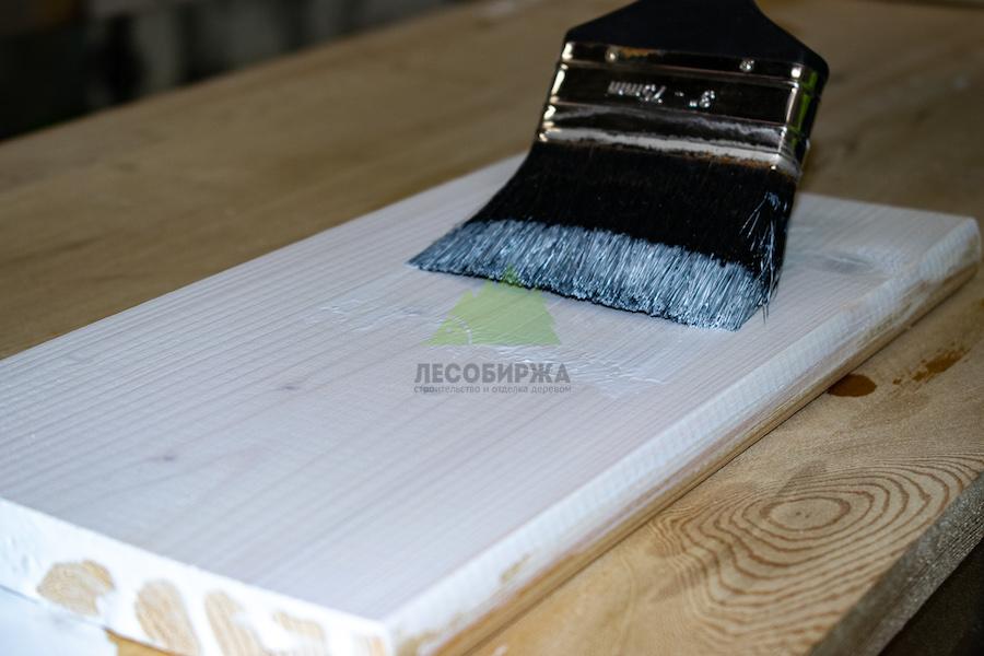 нанесение масла на сосновый планкен