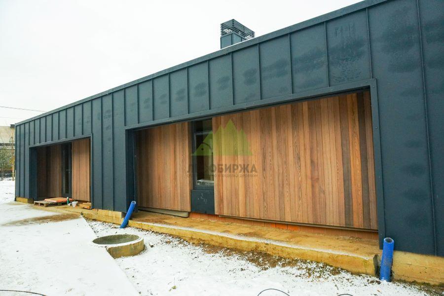 фасад здания обшитый термодеревом