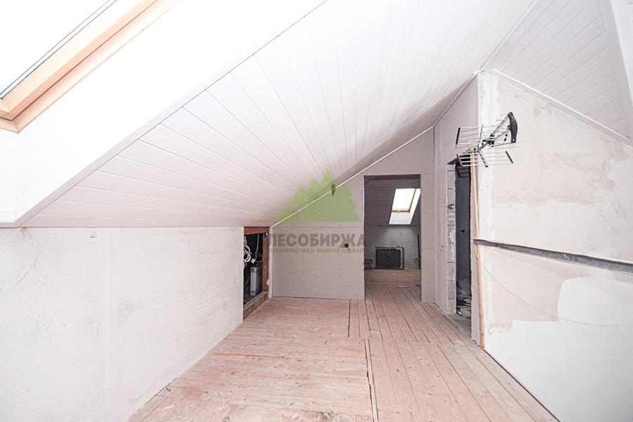 Потолок мансарды, обшитый белой вагонкой