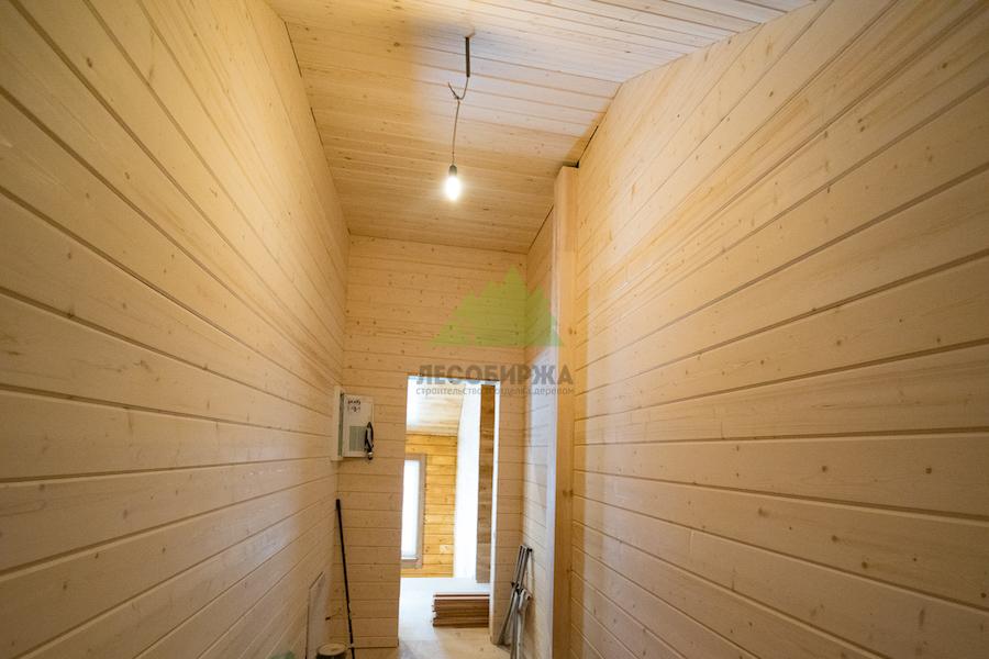 Гардеробная обшитая имитацией бруса