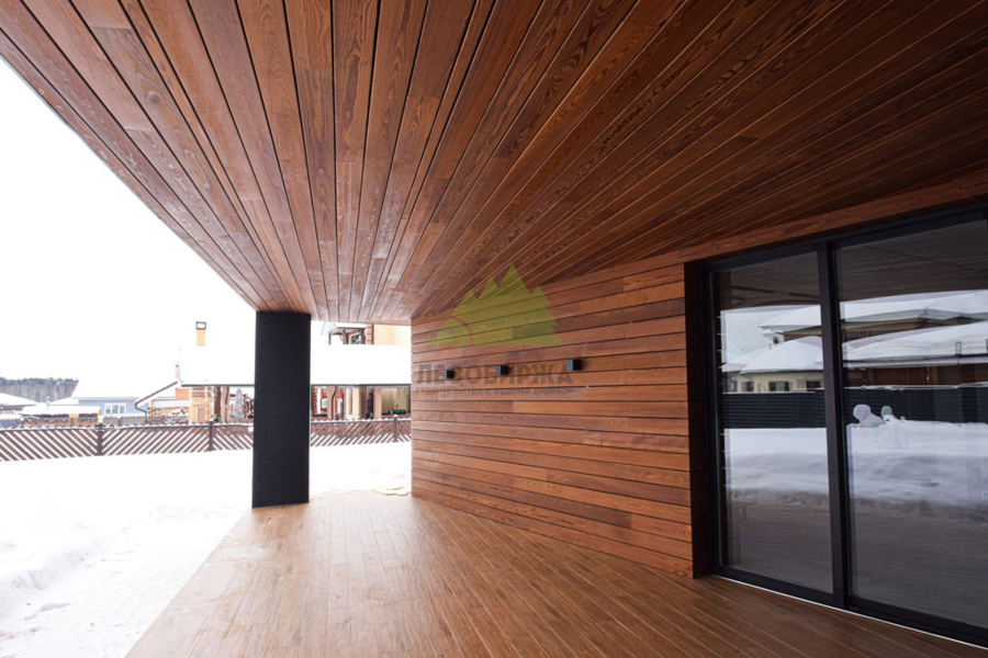 Планкен из термоясеня на фасаде дома планкен из термоясеня