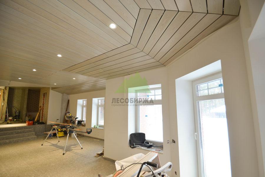 Многоуровневый потолок из планкена в интерьере гостиной