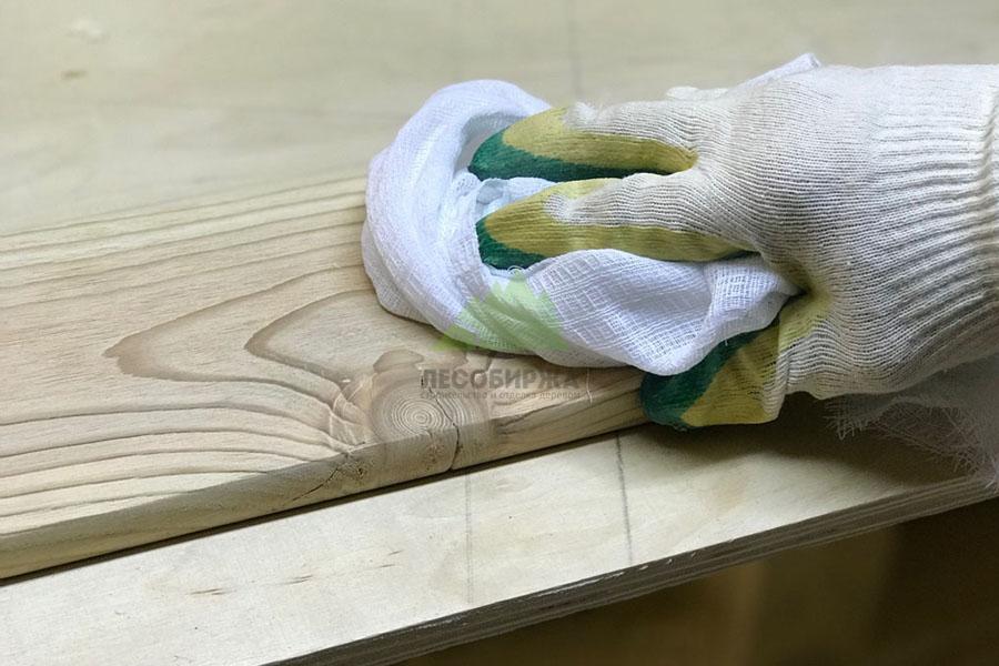 Следующий этап - обеспыливание изделия и/или поверхности Убираем пыль