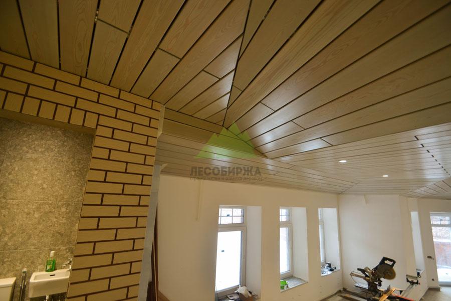 Планкен из лиственницы на потолке балкона