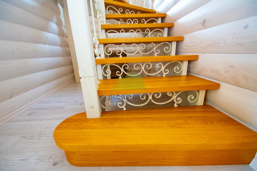 ступени из дуба под лаком