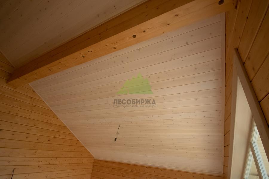 Отделка потолка крашеной вагонкой