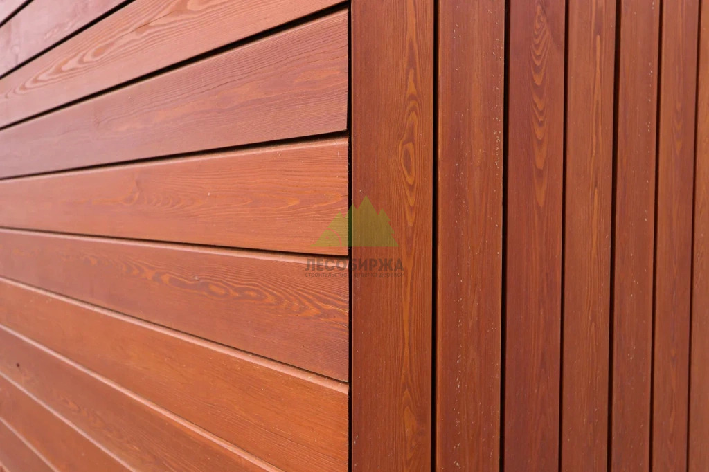 Планкен, смонтированный горизонтально и вертикально на однои фасаде pokraska-derevyannogo-fasada.jpg