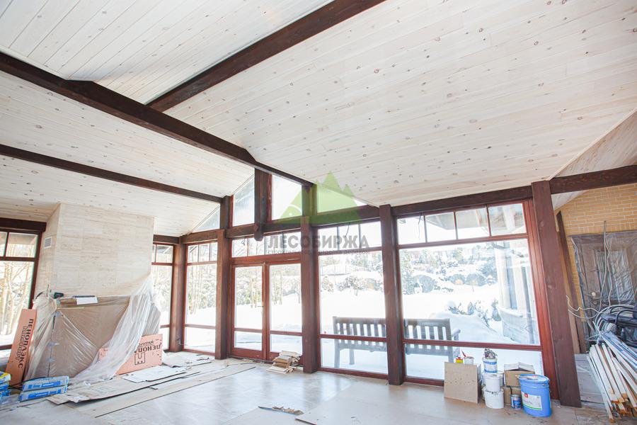 Отделка потолка вагонкой из кедра