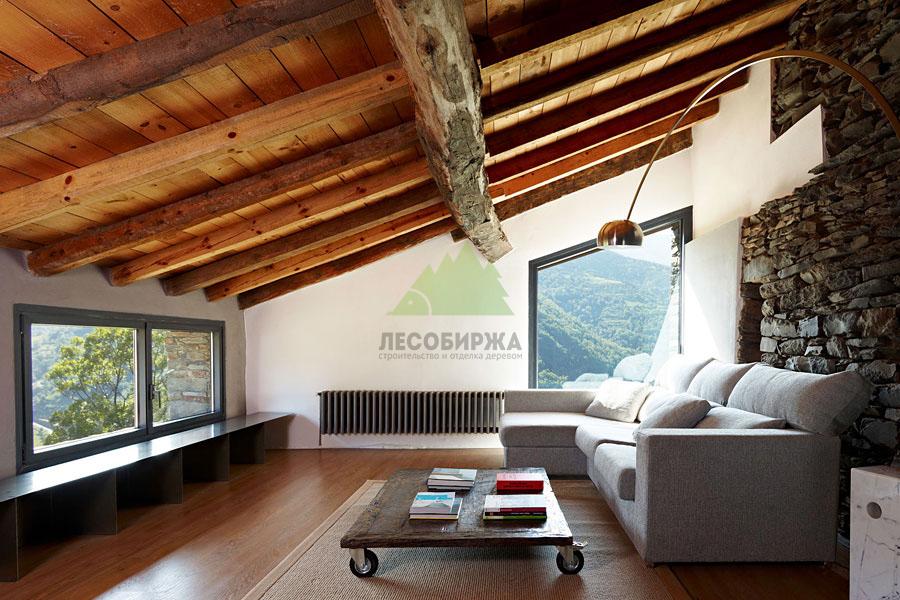 Внутренняя отделка мансарды из имитации бруса с балками