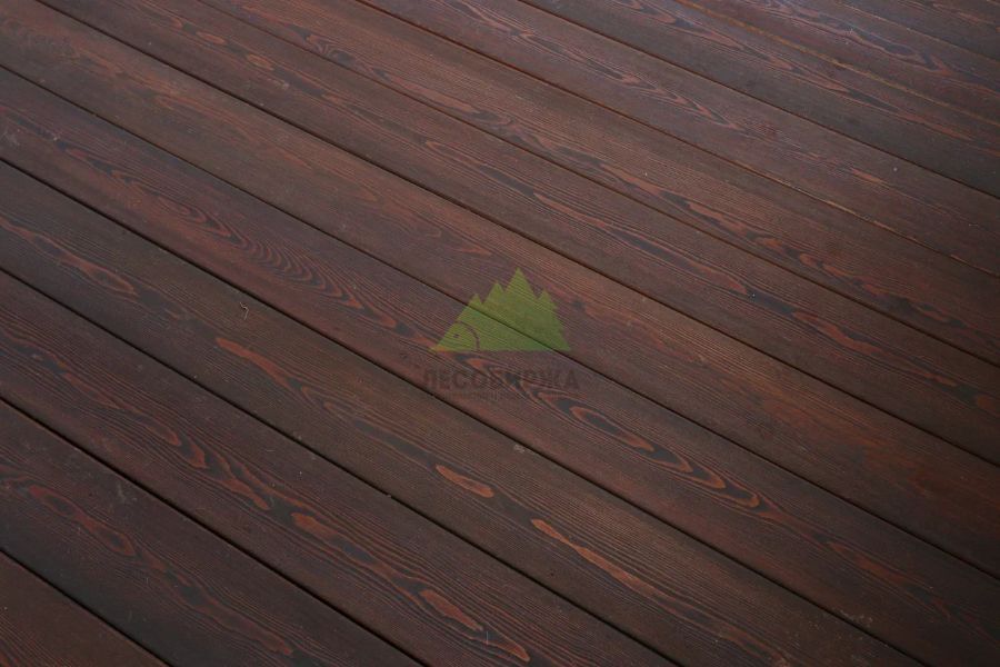 palubnaya-doska-na-terrase-iz-listvennicy-i-pokrytaya-maslom-v-ehkspluatacii.jpg