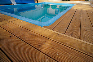 Террасная доска для бассейна из лиственницы: безопасный «вельвет» без скольжения и луж