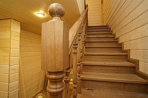 Как и чем покрасить деревянную лестницу?