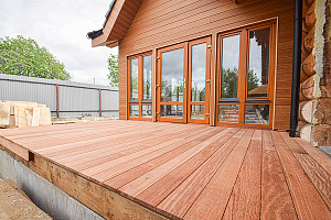 Чем покрасить террасную доску правильно: масло, гидромасло и защита от сырости