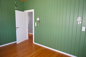 Особенности отделки стен имитацией бруса внутри дома и на фасаде