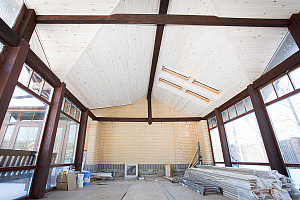 Как выбрать лак для вагонки и продлить срок службы древесины в доме