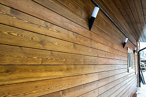 Покраска деревянного дома с красками Renner: 9 ошибок, из-за которых фасад сереет и трескается быстрее