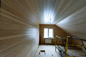 Вагонка штиль на мансарде: тёплый потолок без щелей и визуального шума