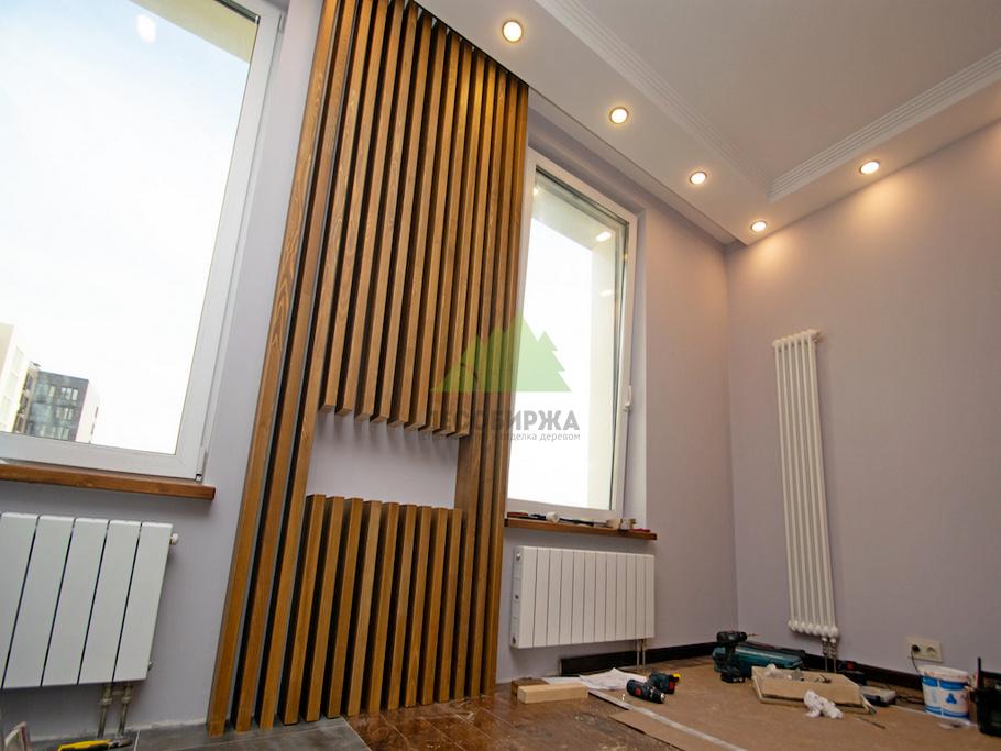Установка декоративной перегородки и деревянных реек на стену в квартире
