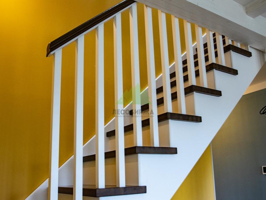 Лестница из двух пород древесины в английском стиле с калошницей