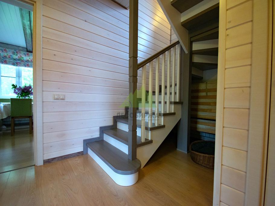Межэтажная деревянная лестница с забежными ступенями